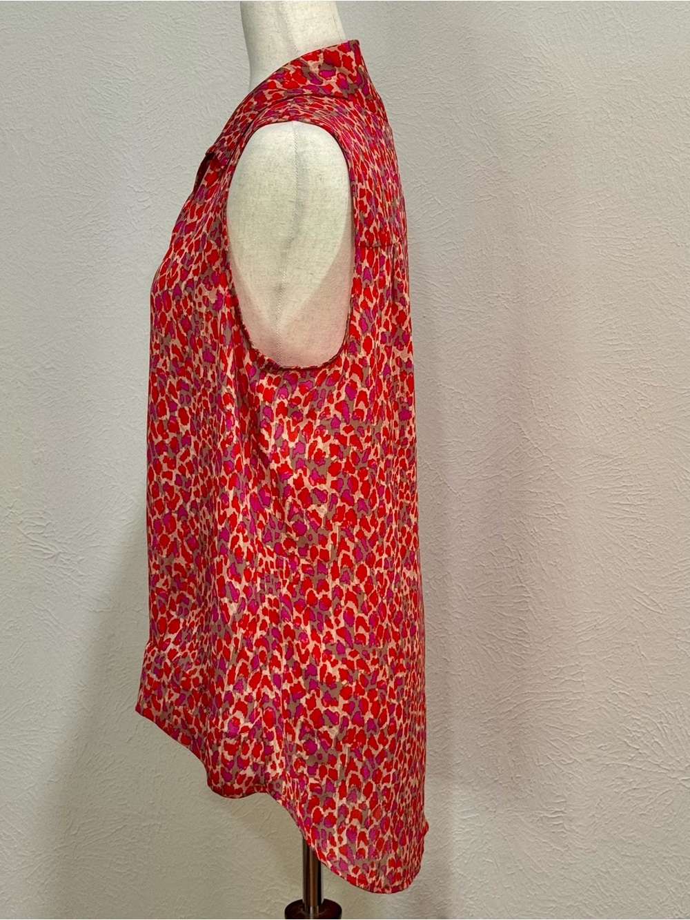 CAbi Sleeveless Collared Button-Front Hi/Lo Blouse in Red and Pink Print - Picture 5 of 10